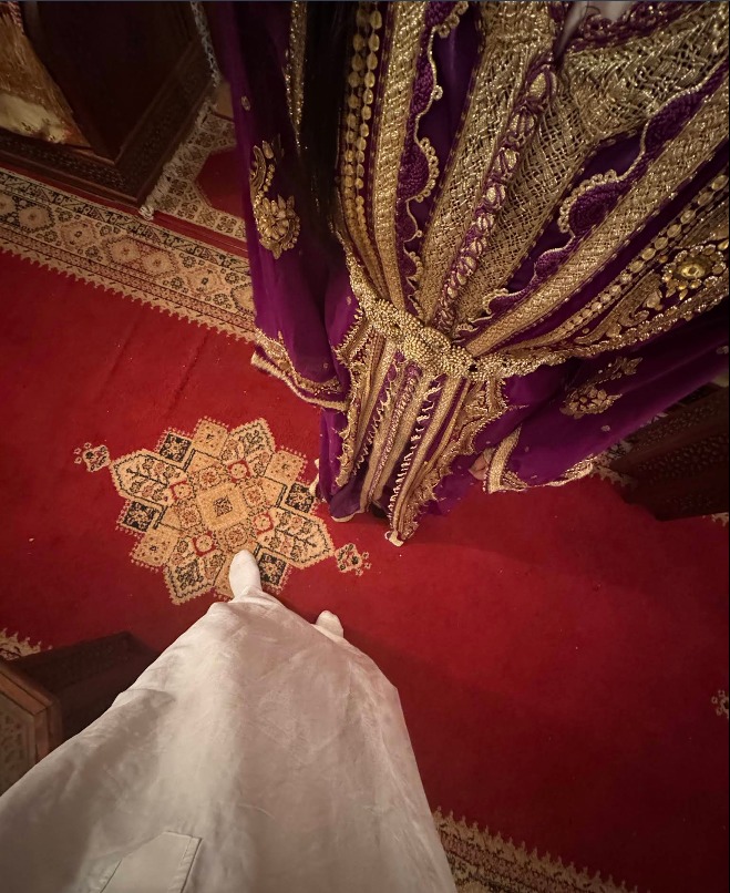 Wear traditional caftans